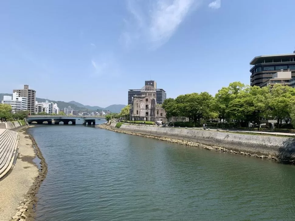 EDIFICIOS MODERNOS y ANTIGUOS. El río Otagawa, que atraviesa la ciudad de Hiroshima, corre limpio y tranquilo.  