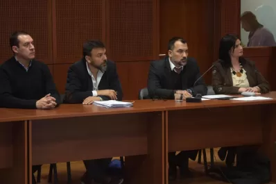 La fiscala y el expediente no aparecieron, y la audiencia de los ginecólogos terminó con denuncias