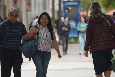Con el abrigo bajo el brazo: anuncian una máxima de 25°