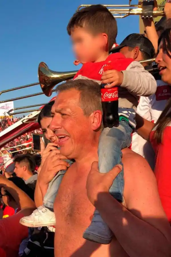 EN LA “POPU”. Sagra vio el segundo tiempo desde la tribuna Rondeau.  
