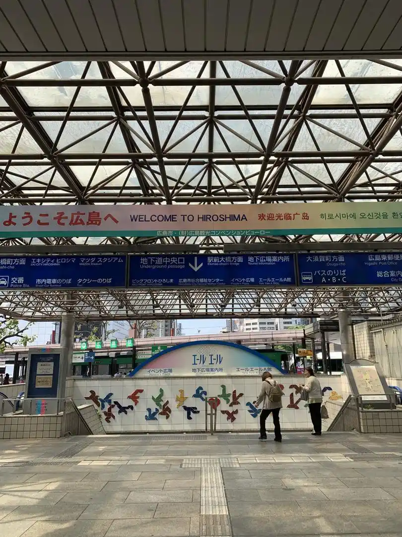 ESTACIÓN DE TRENES. La remozada ciudad de Hiroshima está habitada actualmente por 1,5 millón de personas. fotos de ana daneri