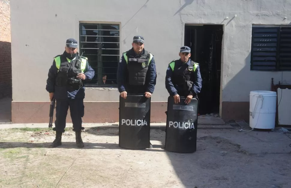 CLIMA DE TENSIÓN. Policías custodian la casa de uno de los acusados de haber matado a un supuesto ladrón. la gaceta / foto de antonio ferroni 