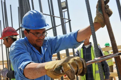 Empresas estiman subas del 37% para salarios fuera de convenio, según un informe privado