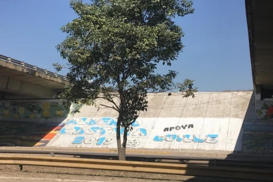 Iban a finalizar el mural en el puente del acceso este y se encontraron con una enorme pintada política