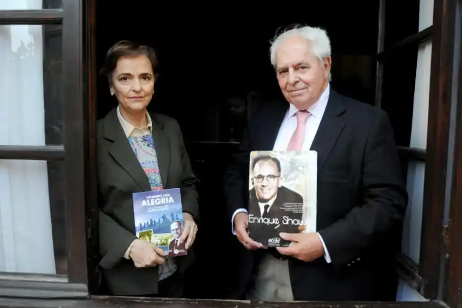 LOS DISERTANTES. Sara, nieta de Shaw, y Elizalde, en una visita al diario. LA GACETA / FOTO DE ANALÍA JARAMILLO.-