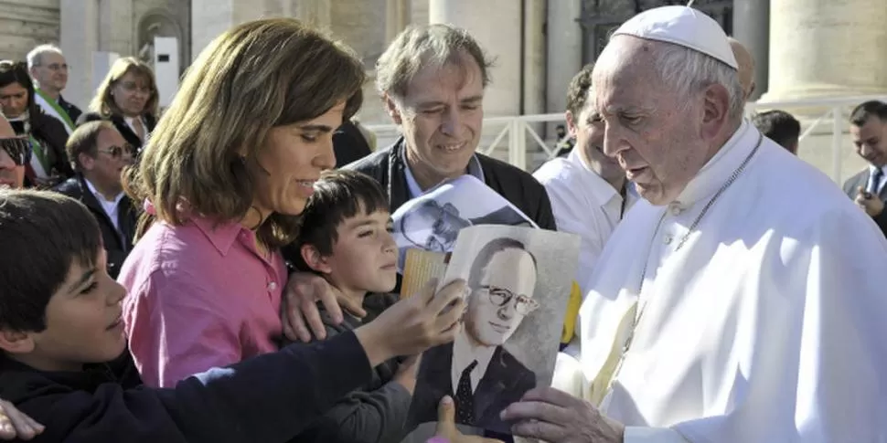 EN ROMA. Sara Critto, nieta de Enrique Shaw, visitó en 2018 al papa Francisco. “Vas a ver que muy pronto va a ser santo”, le dijo el Santo Padre.-
