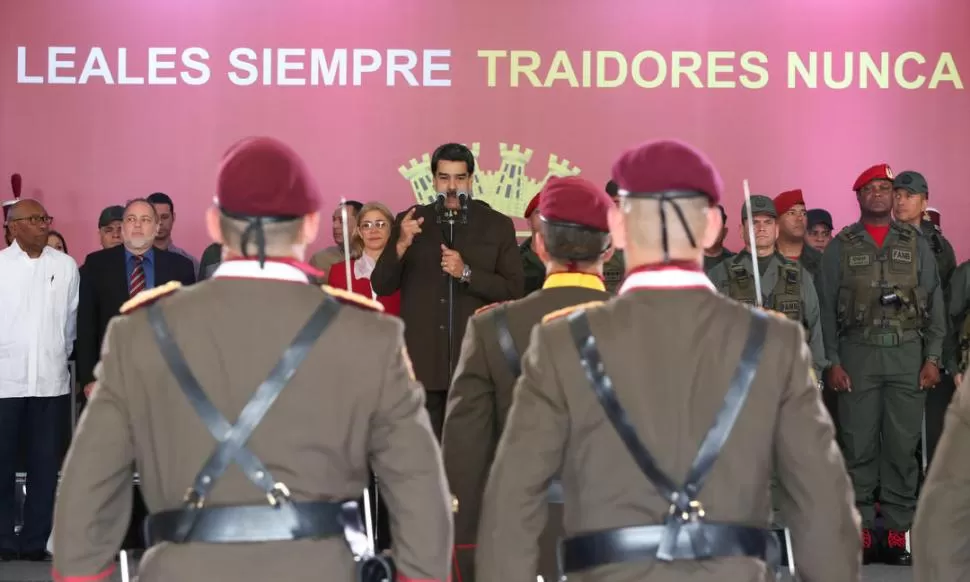HOMENAJE. Maduro habla a efectivos de la Guardia Nacional venezolana, en el aniversario de su creación.  Reuters