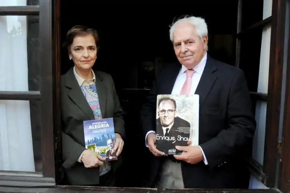 LOS DISERTANTES. Sara, nieta de Shaw, y Elizalde, en una visita al diario. LA GACETA / FOTO DE ANALÍA JARAMILLO.-