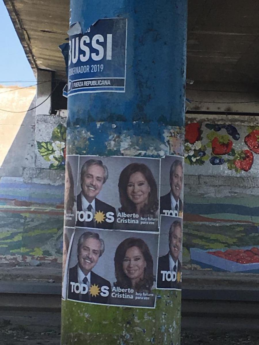 Los pilares también fueron afectados con una pegatina de carteles. 