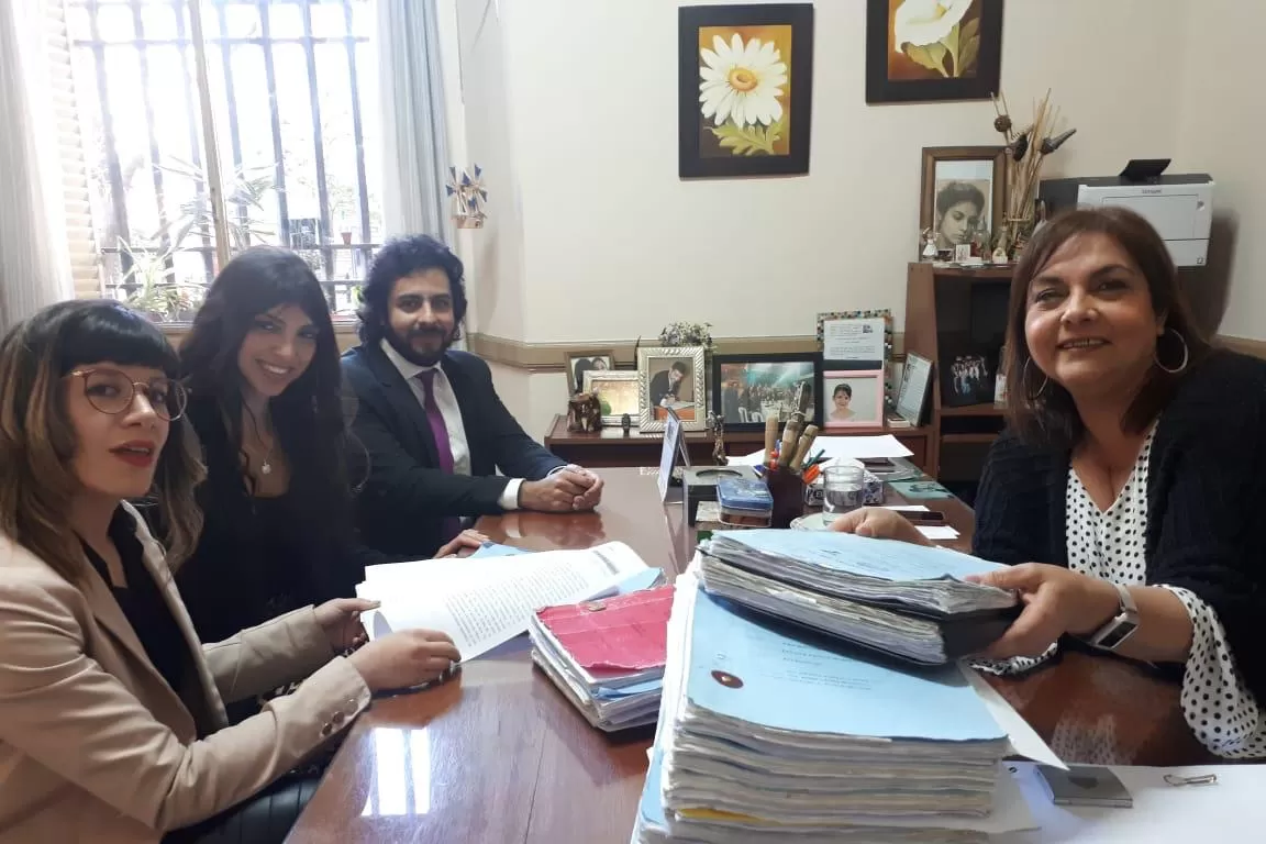 Angela Rossana Martínez, titular del Juzgado Civil en Familia de la VII Nominación del Centro Judicial Capital en su despacho.