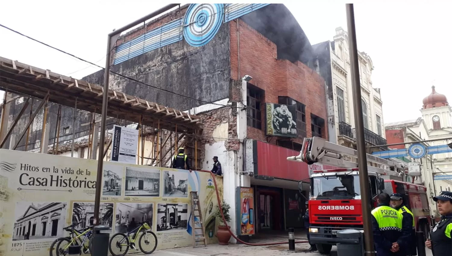 El fuego fue controlado por los bomberos y se restableció a metros de la Casa Histórica. LA GACETA/FOTO DE ANALÍA JARAMILLO 