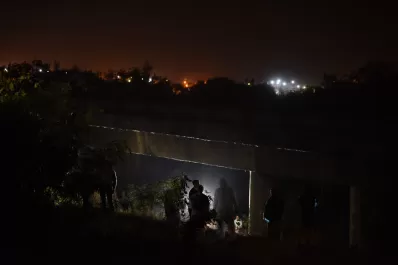 Investigan la muerte de un niño que apareció colgado en un puente