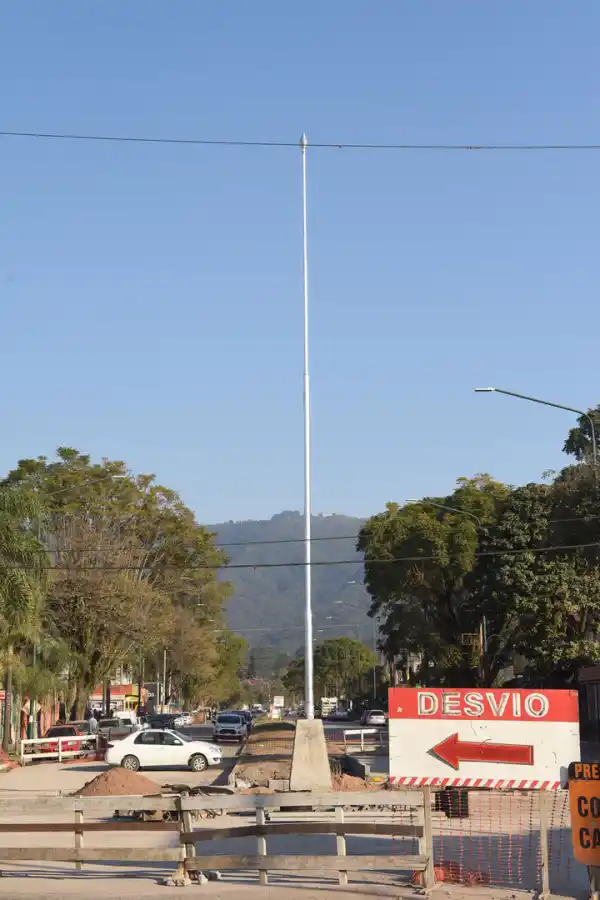 LO MOVIERON. La rotonda ya desapareció y el mástil fue desplazado hasta la platabanda; así luce el lugar ahora. 