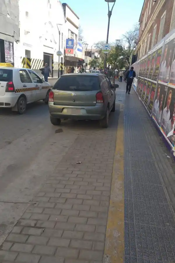 Las normas de estacionamiento no se respetan