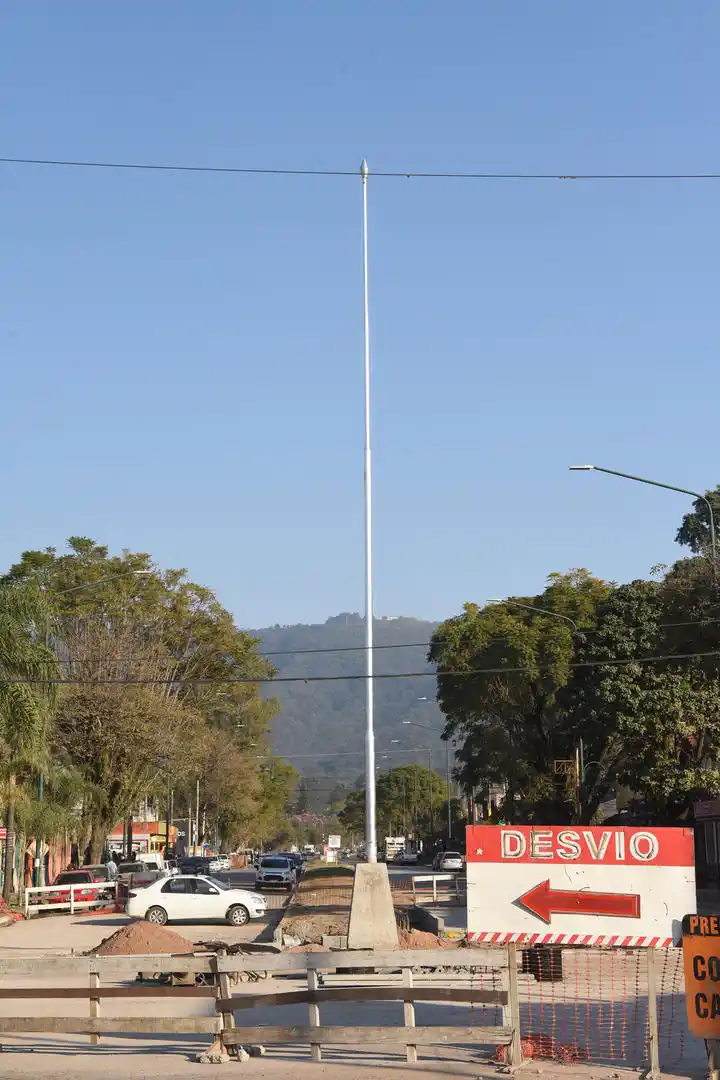LO MOVIERON. La rotonda ya desapareció y el mástil fue desplazado hasta la platabanda; así luce el lugar ahora. 