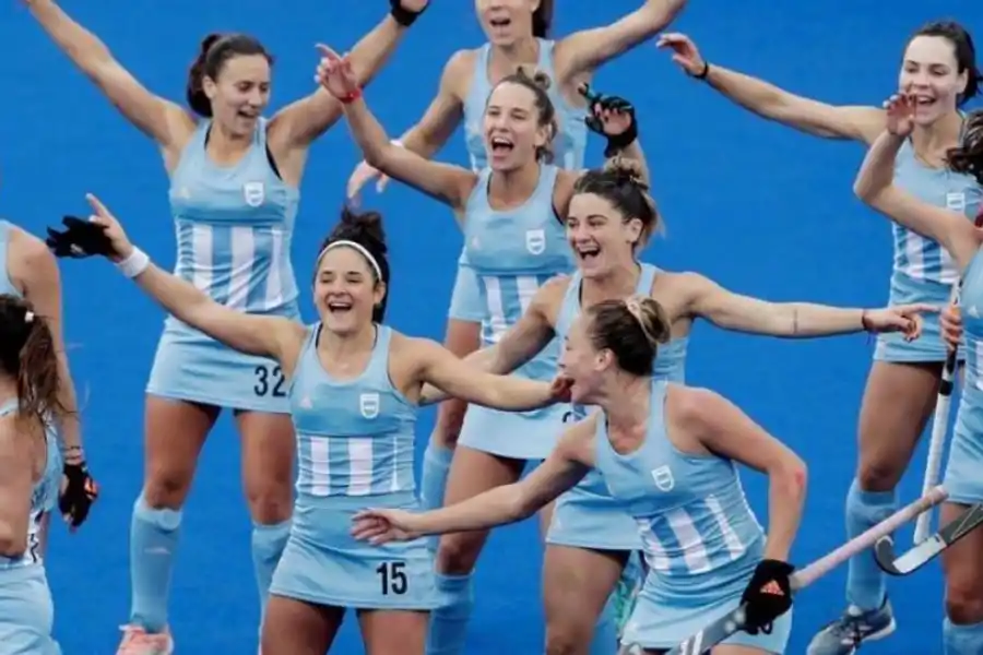 FELICES. Sauze (1ª desde la derecha) festeja el pasaje a la final de Lima.