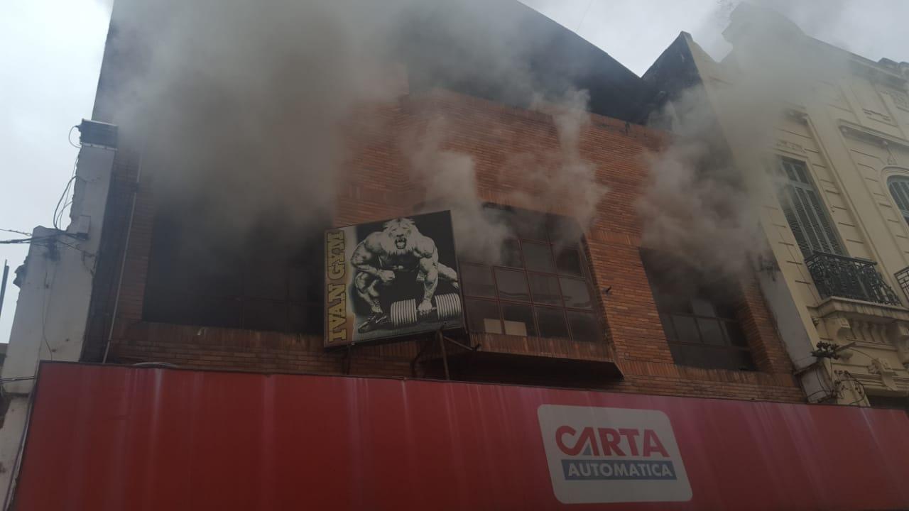 El humo se apoderó del gimnasio que se encuentra arriba de una empresa. FOTO GENTILEZA DE MATÍAS ALBACA
