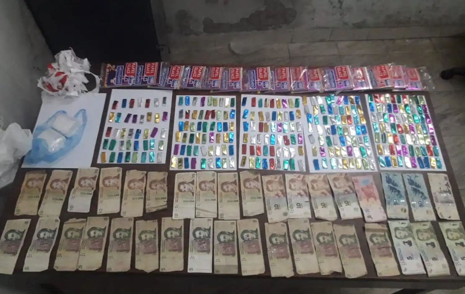 LA FOTO ORIGINAL. El secuestro, exhibido en la comisaría de Alderetes.