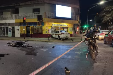 Un choque en la esquina de 24 de Septiembre y Catamarca dejó a un taxi incrustado en un local