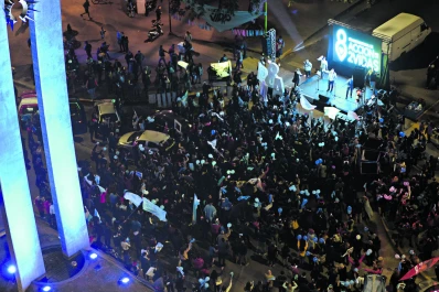 Los pañuelos celestes celebraron el aniversario del rechazo de interrupción voluntaria del embarazo