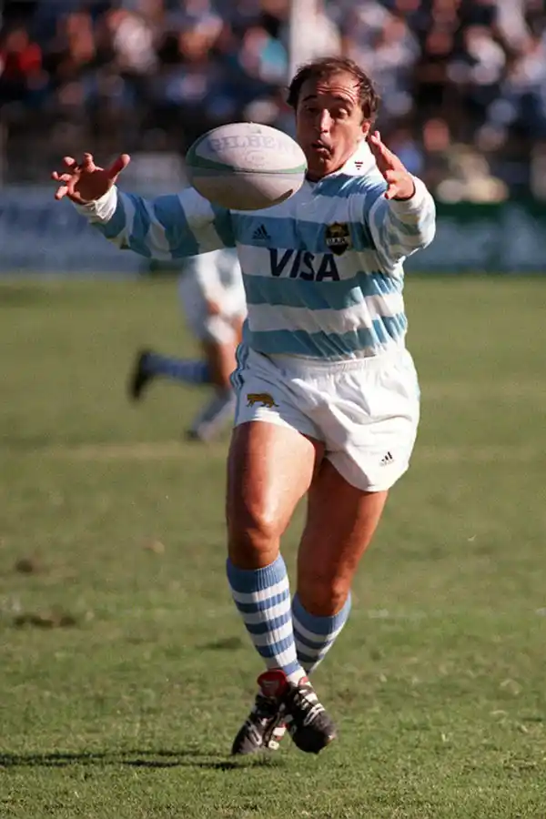 DECISIONES. “En el rugby, gana el que es más inteligente. Por eso, antes de llenarle la cabeza al jugador con tantos sistemas y planes de juego, se debería enseñarle a pensar. A que sea capaz de decidir en ese momento qué es mejor”. 