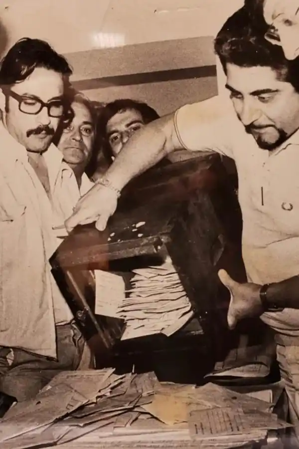 Conteo de votos en el Correo. En 1983 las urnas seguían siendo de madera.
