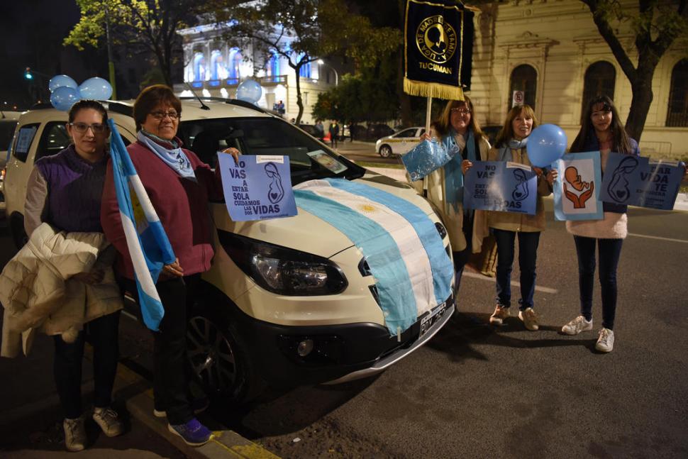 CARAVANA. Cinco amigas, antes de movilizarse desde la plaza Urquiza.