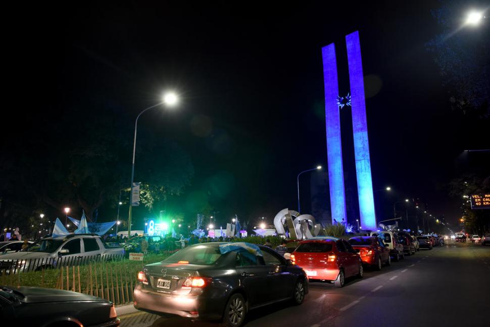 ESTACIONADOS. El municipio cortó la Mate de Luna para facilitar el acto.