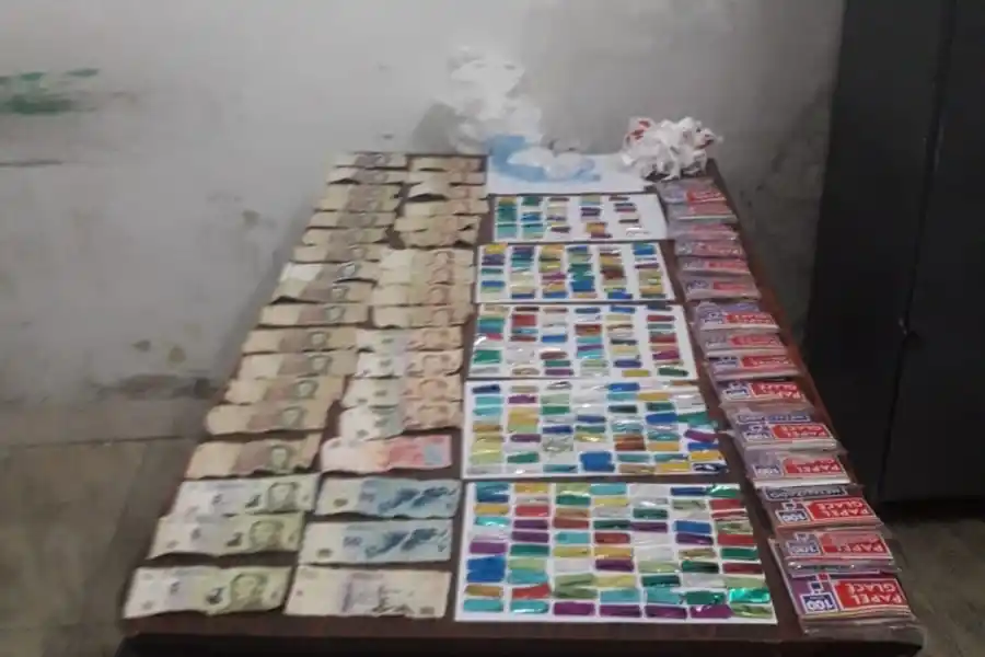 DROGA Y DINERO. Otra fotografía tomada en la comisaría.