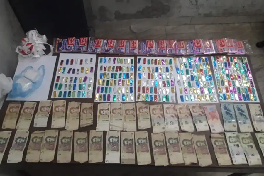 LA FOTO ORIGINAL. El secuestro, exhibido en la comisaría de Alderetes.