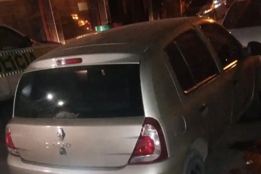 SECUESTRADO. El auto en el que se habrían movilizado los delincuentes.