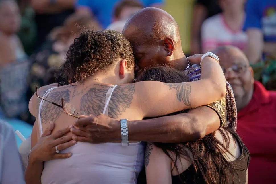 DOLOR. La familia de Derek Fudge, asesinado en Ohio, no halla consuelo. 