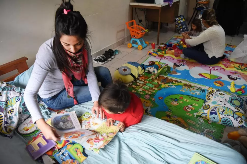 EN EL LIVING DE CASA. Florencia Puertas y Virginia Carrizo son las docentes de Las Orugas Jardín Rodante. LA GACETA / FOTO DE ANALÍA JARAMILLO.-