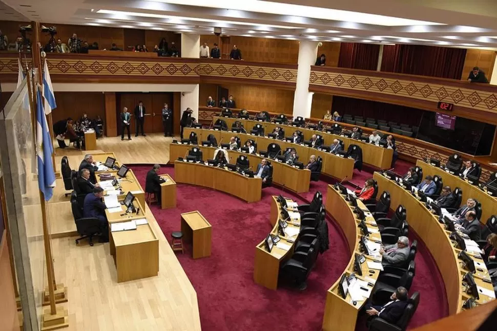 EN EL RECINTO. El vicegobernador Jaldo, desde la presidencia, dirige el debate legislativo en la sesión extraordinaria. prensa legislatura