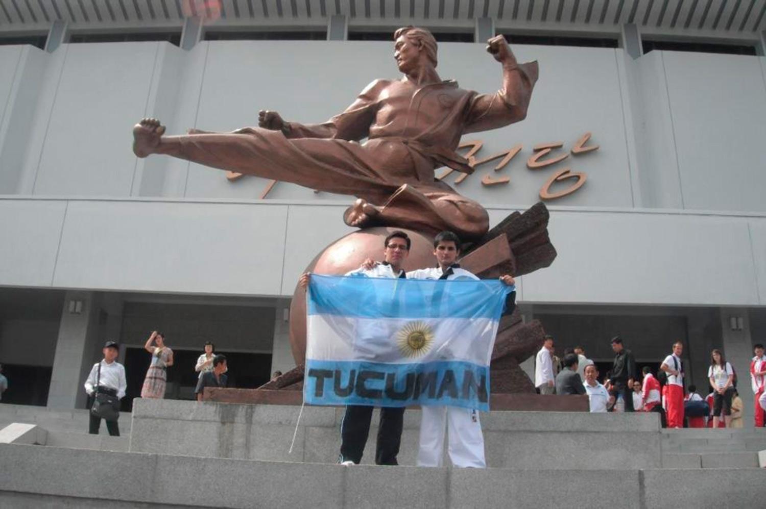 PREVIA. Maxi posando con la bandera argentina con el sello tucumano.