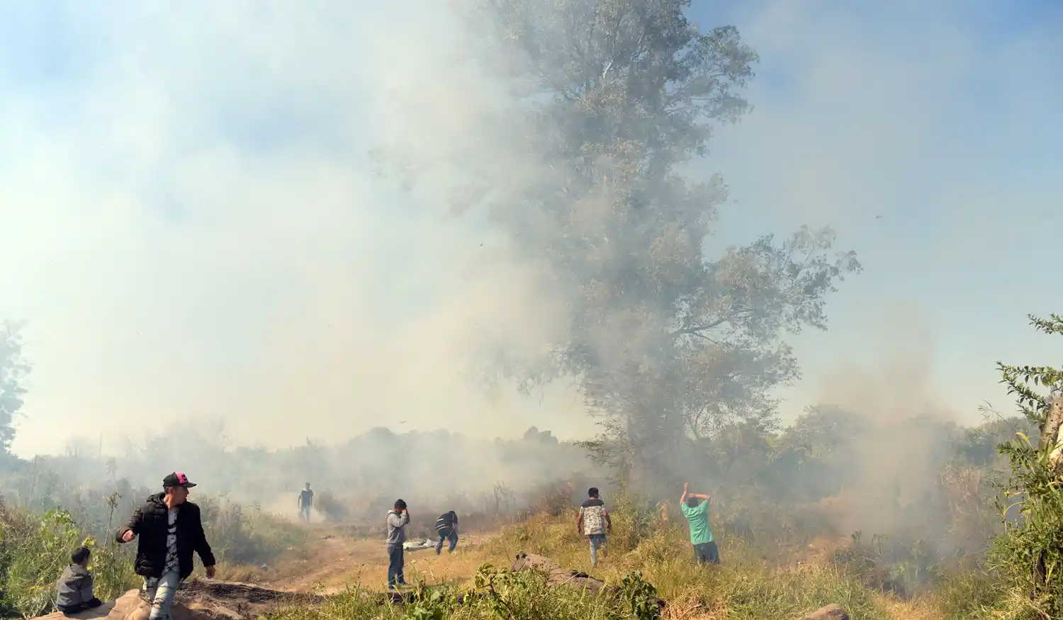 QUEMARON EL PREDIO. Vecinos reclamaron justicia prendiendo fuego el lugar donde había sido hallado Benjamín.