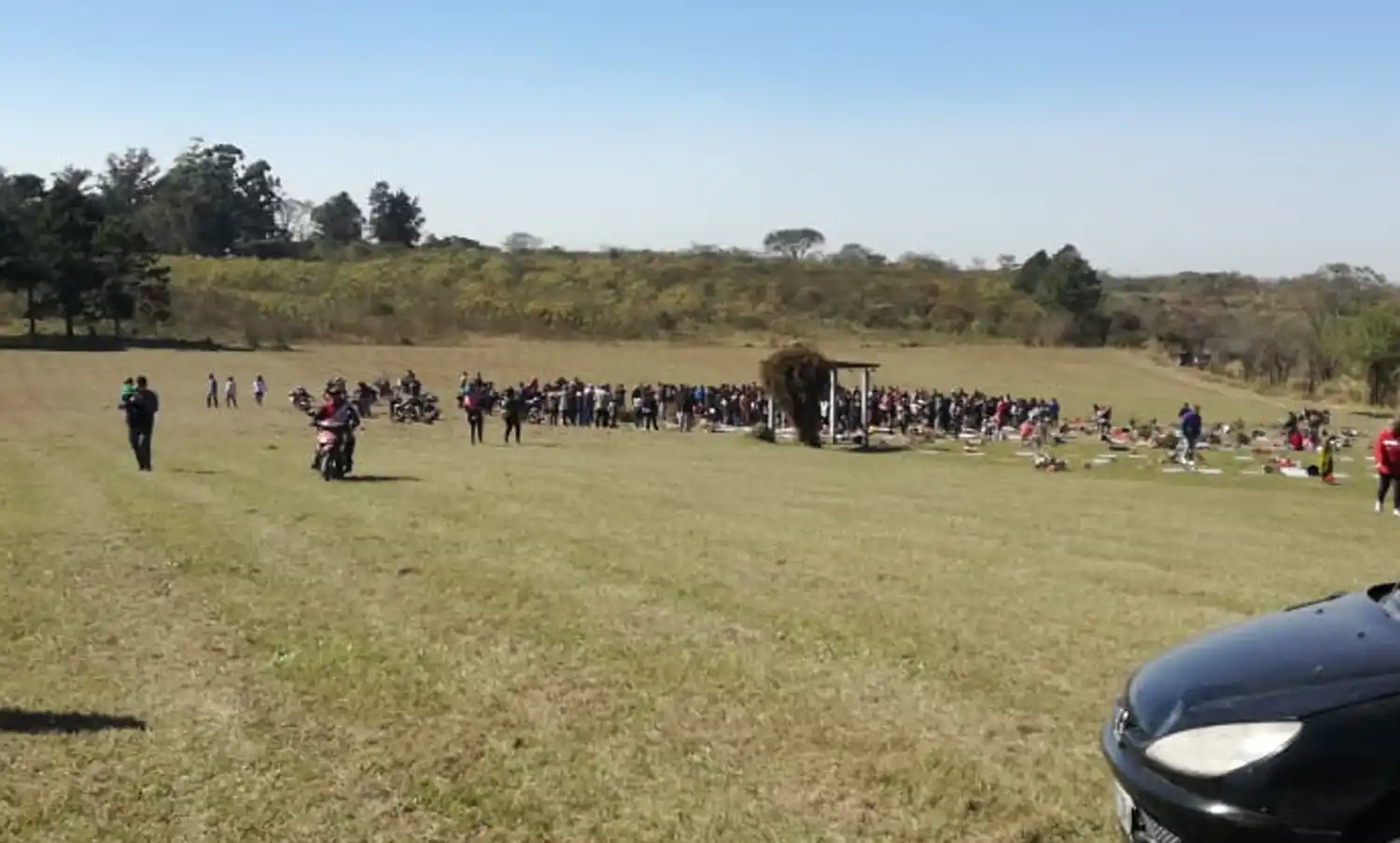 EL ENTIERRO. Al mediodía, familiares y decenas de personas se dirigieron al cementerio municipal