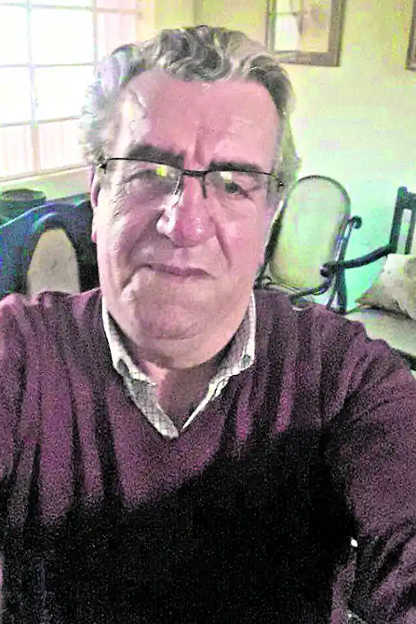 José Vitar, precandidato peronista, se animó a una “selfie” antes de la votación.