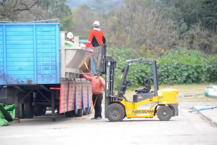 PARA LA NUEVA PLANTA. El piletón de acero inoxidable y el tanque se descargan en el CIAT.-