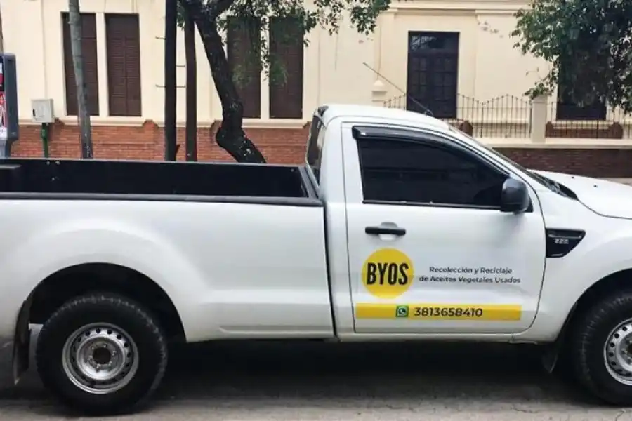 TRANSPORTE GRATIS. Una de las camionetas que realizan la recolección de aceite usado.-