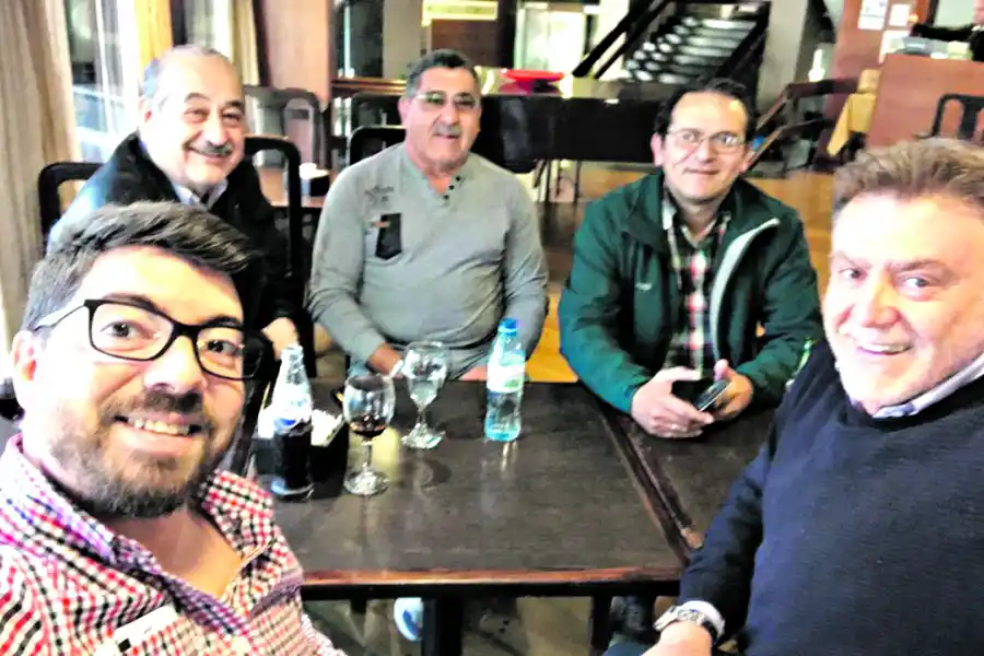 El precandidato Domingo Amaya (derecha), con su hijo y amigos.