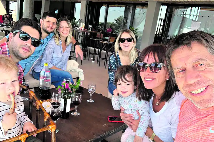El postulante Ricardo Bussi se tomó una fotografía con su familia.