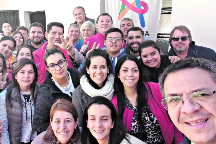 El postulante Ariel García, junto a militantes de su espacio.