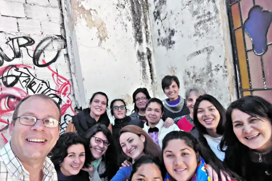 El precandidato Ariel Osatinsky, con militantes del frente que encabeza.