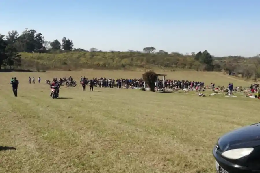 EL ENTIERRO. Al mediodía, familiares y decenas de personas se dirigieron al cementerio municipal