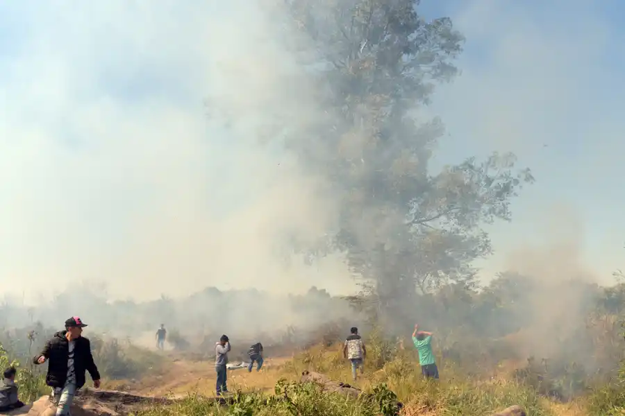 QUEMARON EL PREDIO. Vecinos reclamaron justicia prendiendo fuego el lugar donde había sido hallado Benjamín.