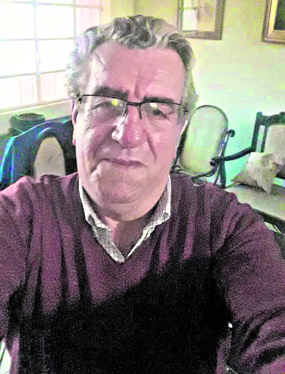 José Vitar, precandidato peronista, se animó a una “selfie” antes de la votación.