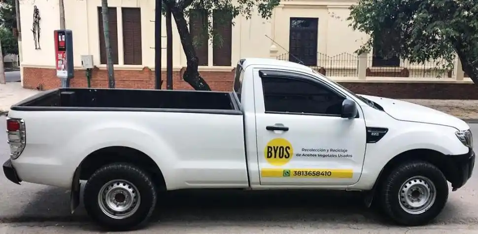 TRANSPORTE GRATIS. Una de las camionetas que realizan la recolección de aceite usado.-