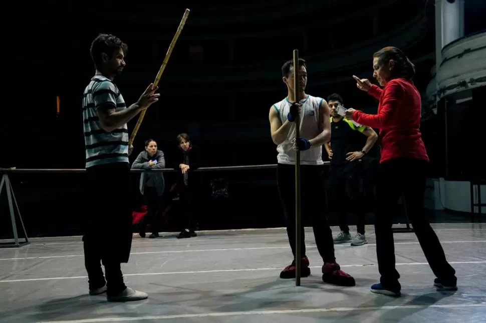 EN ENSAYO. Los bailarines se reparten entre los Montesco y los Capuleto, enfrentados con un odio ciego. 