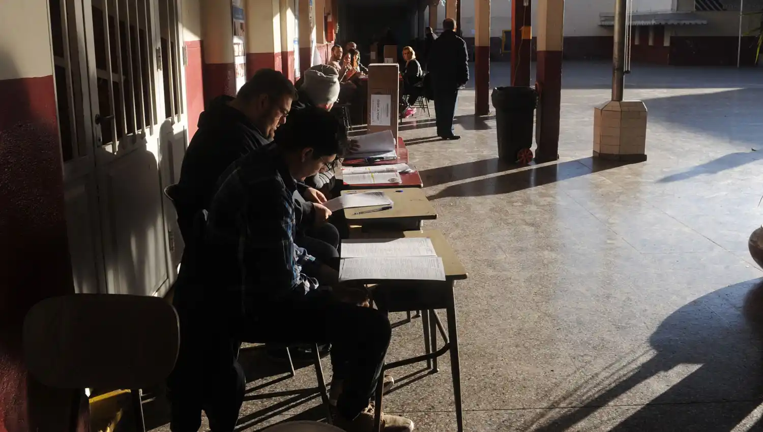 A LAS URNAS. En el colegio Belgrano se repitió la escena de la mayoría de los establecimientos habilitados en el microcentro. 